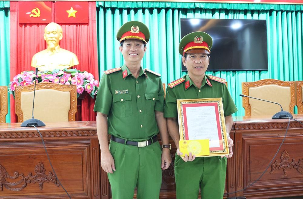 Lãnh đạo Bộ Công an khen thưởng đột xuất Công an phường Long Xuyên đạt thành tích xuất sắc trong đấu tranh phòng chống tội phạm | Cổng thông tin điện tử tỉnh An Giang