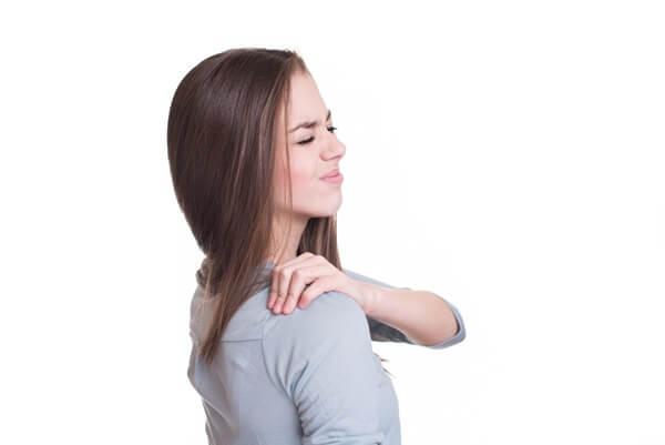 đau vai phải không nhấc tay lên được