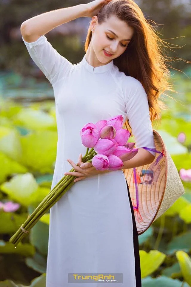Chẳng cần chiêu trò khoả thân phản cảm, bộ ảnh cô gái Tây dịu dàng bên hoa sen và áo dài cũng đủ khiến dân tình thổn thức Ảnh 2