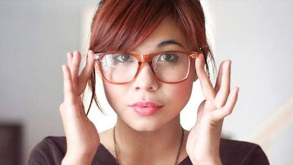 Gọng kính bị lệch