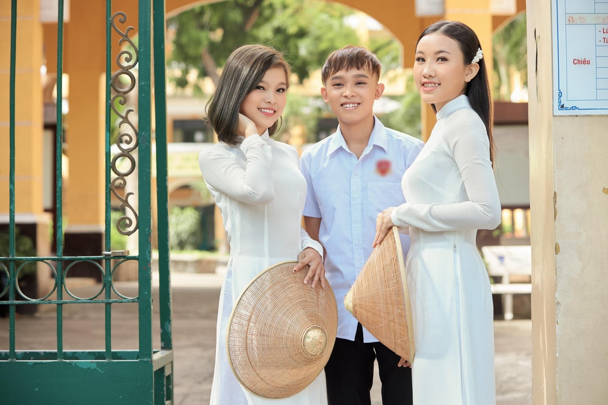 Hồ Văn Cường ra dáng thanh niên bên hai con gái nuôi của Phi Nhung - 1