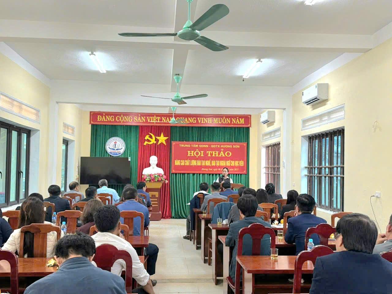 Trường trung cấp Nguyễn Tất Thành tham gia hội thảo nâng cao chất lượng đào tạo ngoại ngữ tiếng Trung & tiếng Hàn tại trung tâm GDNN - GDTX Hương Sơn, Hà Tĩnh