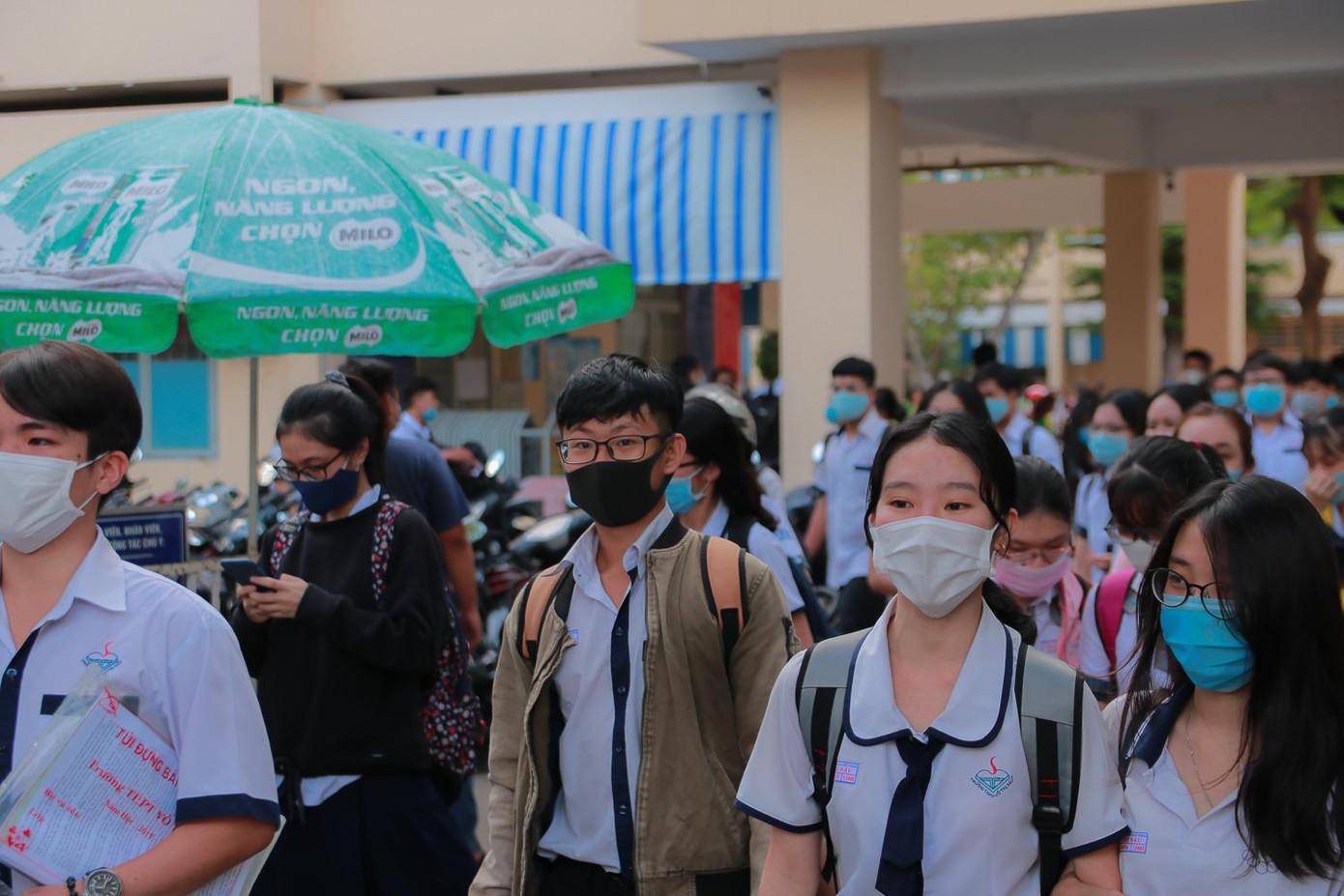 Không chỉ thí sinh, phụ huynh cũng vui mừng vì kỳ thi đợt 1 cũng kết thúc - Ảnh: Viên Vy