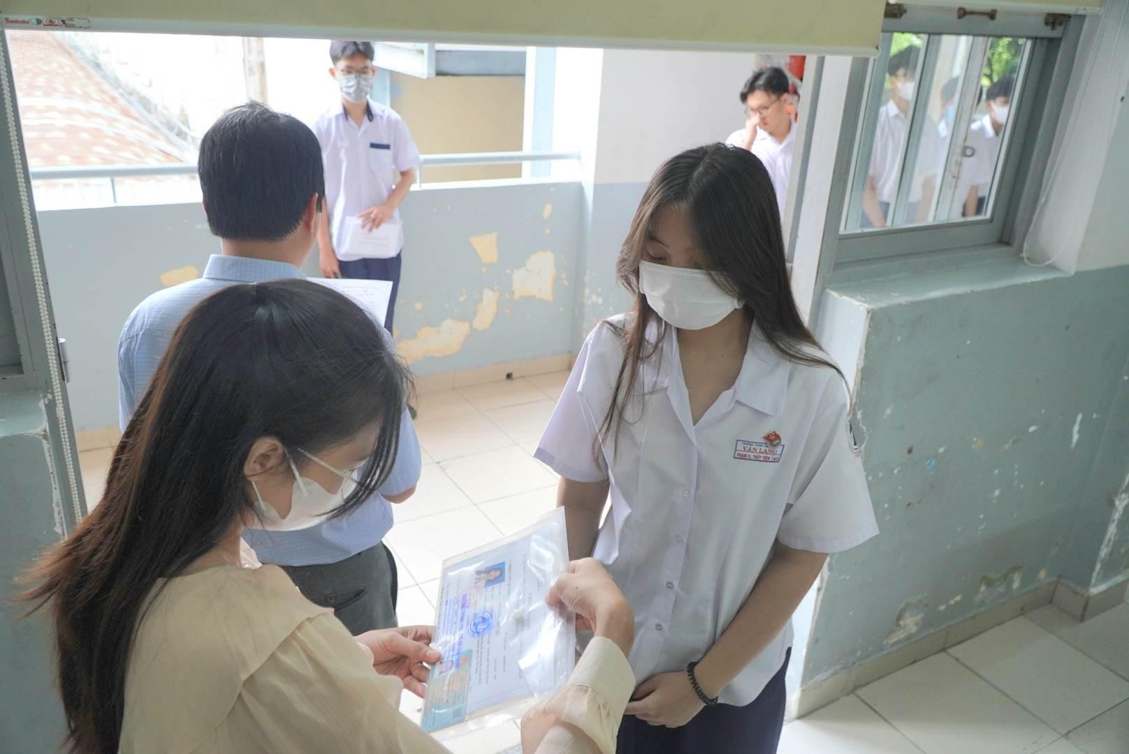 Thí sinh cần chuẩn bị đầy đủ các giấy tờ tùy thân để kiểm tra trước khi vào phòng thi.
