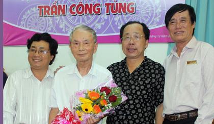 Nhà thơ Trần Công Tùng (thứ 2 từ trái sang) cùng các nhà thơ Tiền Giang tại buổi tọa đàm tác phẩm của ông.