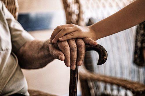 Tuổi già là một trong các đối tượng thuộc nhóm người dễ bị bầm tím