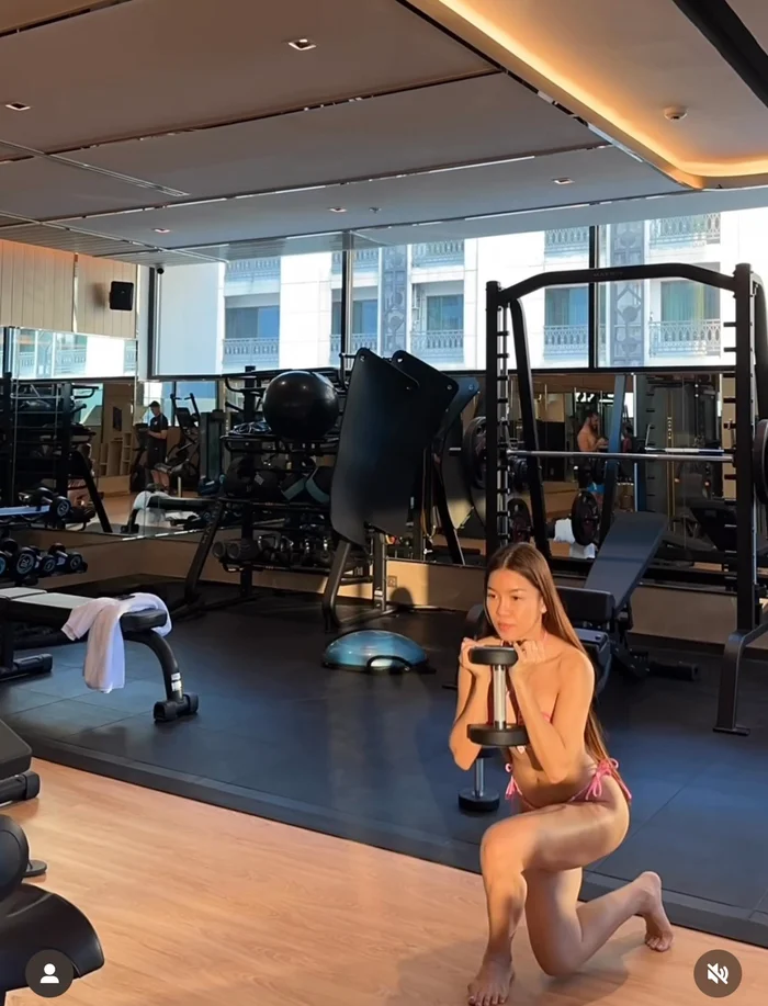 Có một số ý kiến không đồng tình với việc bạn gái Đặng Văn Lâm chọn trang phục cho là phản cảm khi đi tập.