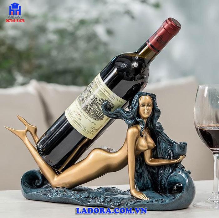 kệ rượu vang thiếu nữ khỏa thân xinh đẹp tại ladora
