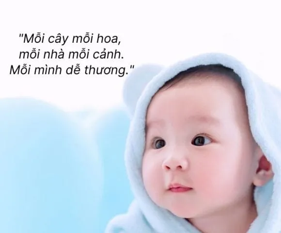 Bé gái dễ thương đang ngồi chơi và cười tươi, đại diện cho những stt em bé dễ thương và hồn nhiên