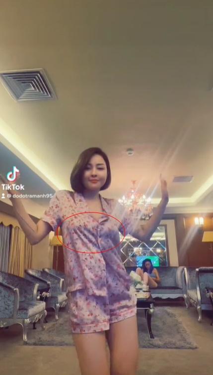 Hot girl Trâm Anh bị nghi thả rông vòng 1 trong clip 13s-1
