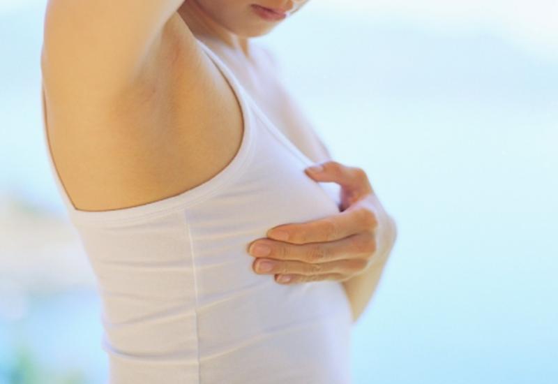 Núm vú tụt kèm theo nhiều dấu hiệu bất thường chị em cần đi khám để được chẩn đoán chính xác nguyên nhân
