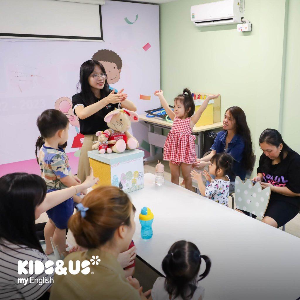 mẹ và bé tham gia lớp học tiếng anh kids&us-min