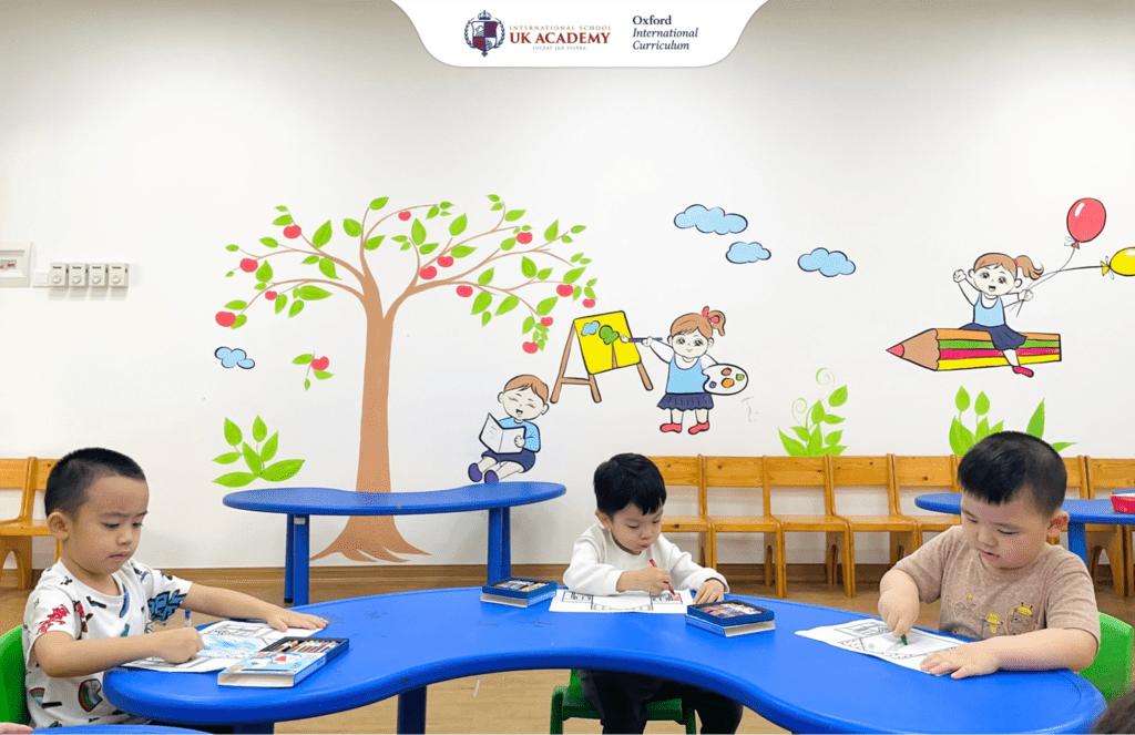 Trẻ có hứng thú với sách truyện là dấu hiệu cho thấy bé đã sẵn sàng học đánh vần