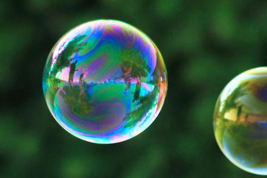 Tại sao bọt bong bóng lại có hình cầu?