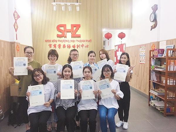 Học viên SHZ nhận chứng chỉ HSK