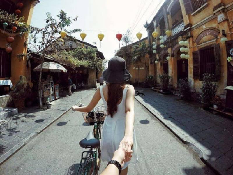 Follow me là kiểu tạo dáng các cặp đôi hot nhất trên các mạng xã hội thời gian qua