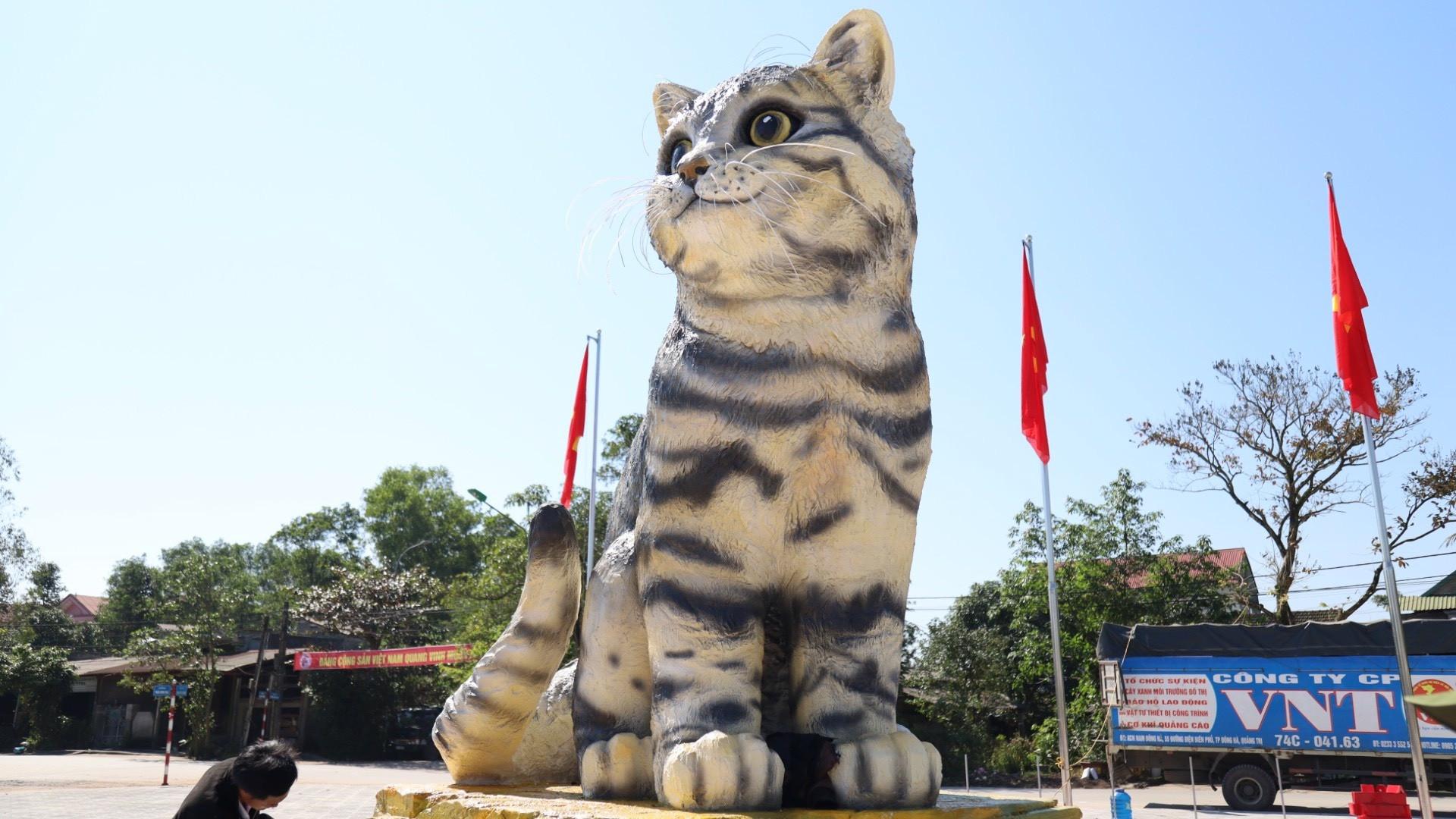 Linh vật Mèo ở H.Triệu Phong, Quảng Trị. Ảnh: Bảo Khánh