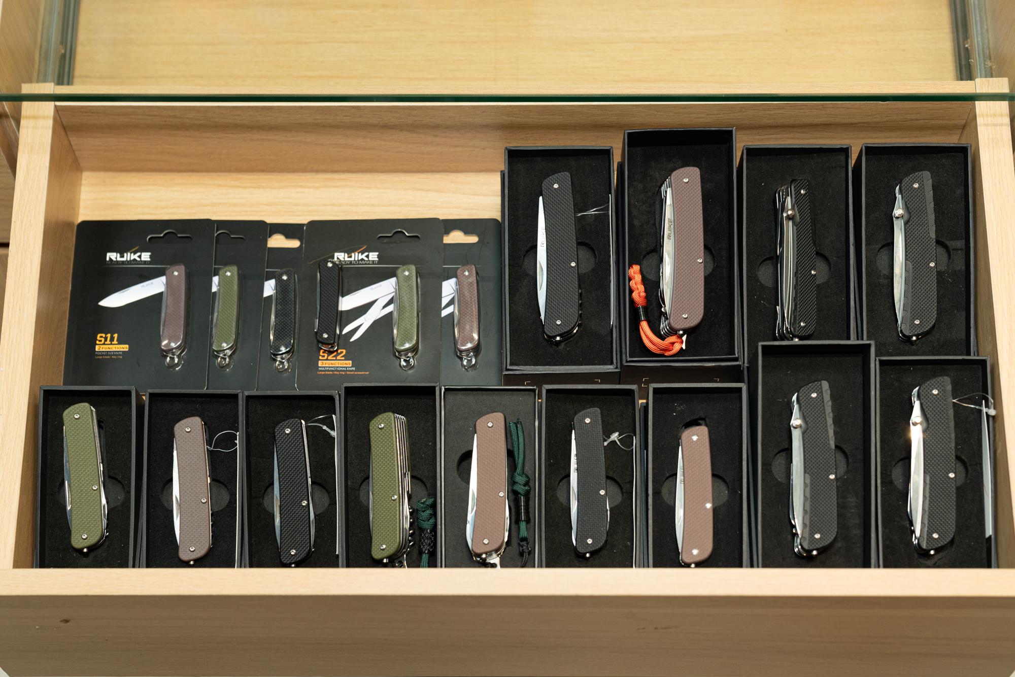 Hình ảnh tổng hợp Ruike trên kệ showroom Chuyentactical