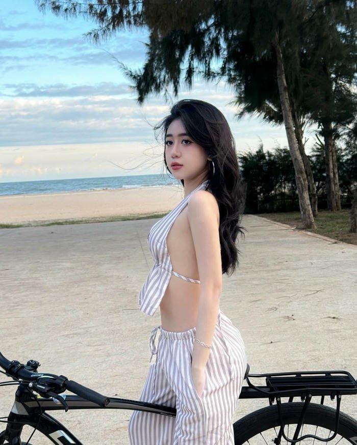 Ảnh Lê Kim Loan bikini bên bãi biển đầy nắng