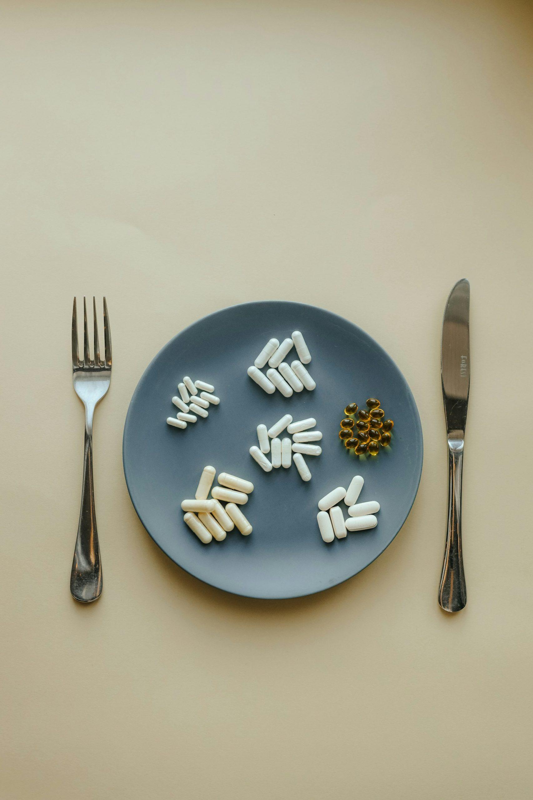 Vitamin tổng hợp trên dĩa thức ăn