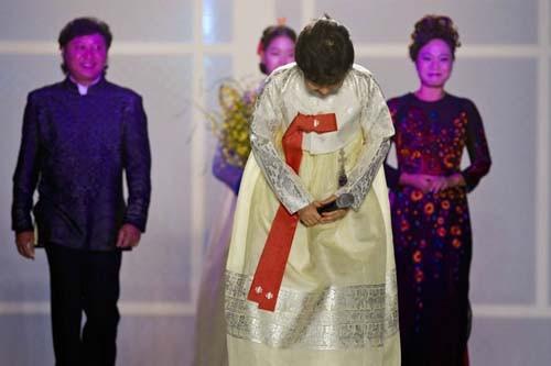 Nữ Tổng thống Park Geun Hye mặc hanbok dự trình diễn thời trang ảnh 1