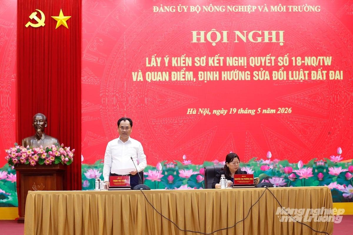 Ủy viên Ban Chấp hành Trung ương Đảng, Bí thư Đảng ủy Bộ, Bộ trưởng Trịnh Việt Hùng và Ủy viên Ban Thường vụ Đảng ủy Bộ, Thứ trưởng Nguyễn Thị Phương Hoa đồng chủ trì Hội nghị. Ảnh: Khương Trung.