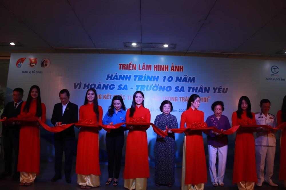 Các đại biểu cắt băng khai mạc triển lãm hình ảnh “Hành trình 10 năm Vì Hoàng Sa - Trường Sa thân yêu”. Ảnh: HL