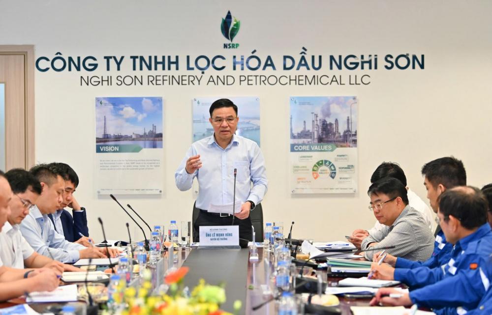 Đoàn công tác của Bộ Công Thương do Quyền Bộ trưởng Bộ Công Thương Lê Mạnh Hùng làm trưởng đoàn đã có buổi làm việc với Nhà máy Lọc hóa dầu Nghi Sơn (NSRP) về đảm bảo an ninh năng lượng trong giai đoạn mới - Ảnh: Nam Nguyễn