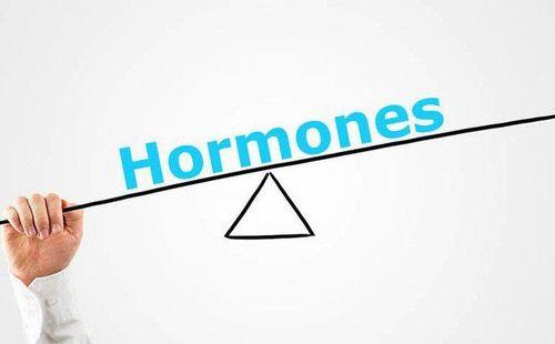 Nồng độ hormone thay đổi là một trong các nguyên nhân đau vú