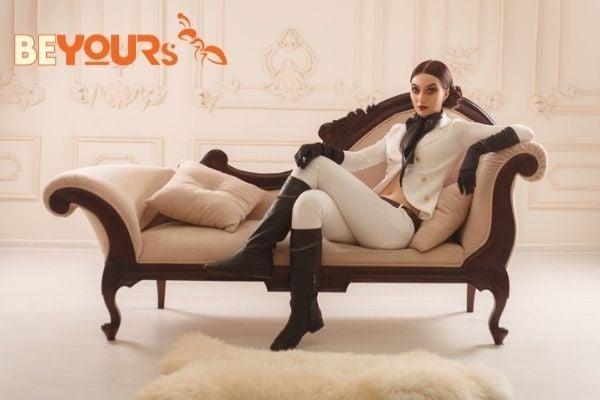 Cách tạo dáng chụp ảnh ngồi ghế sofa nhìn thẳng