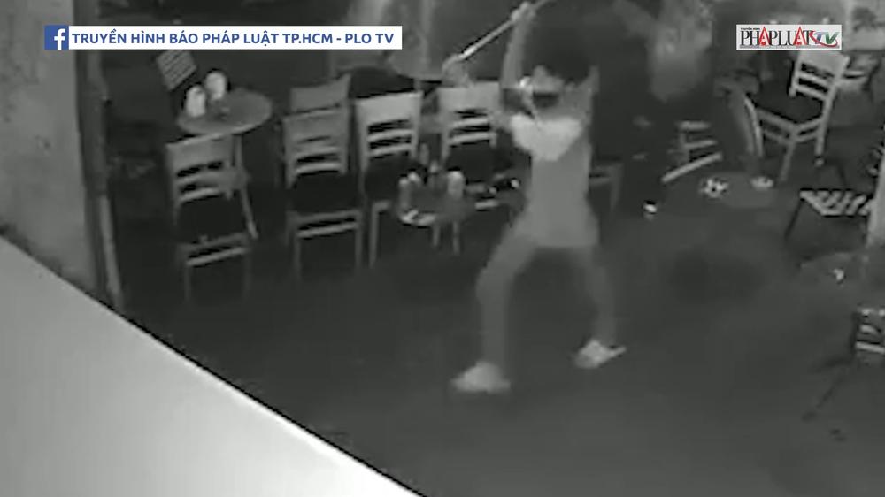 Nhóm thanh niên cầm mã tấu, dao phóng lợn, ba chĩa xông vào quán cà phê khiến khách tháo chạy. Ảnh: Chụp từ clip