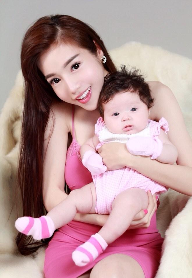gai xinh khoe nguc tran 1 jpg