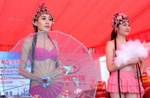 Gái xinh mặc bikini trình diễn tại triển lãm xe