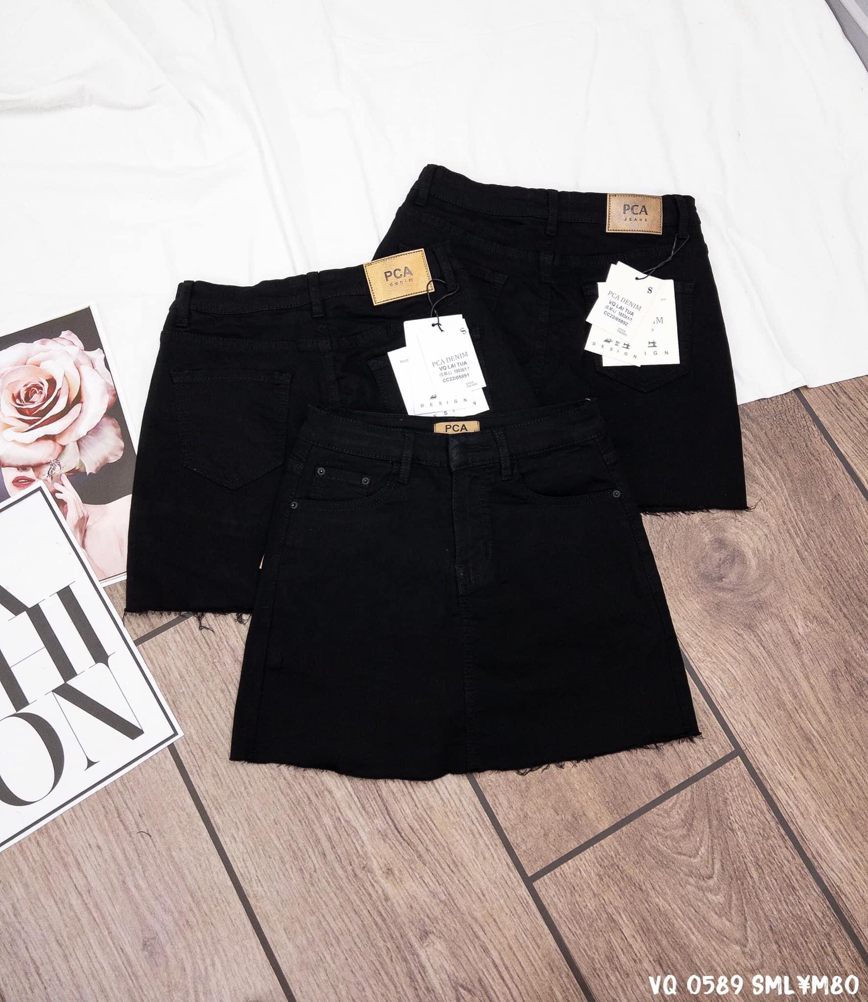 Chân váy jeans đen dễ phối.