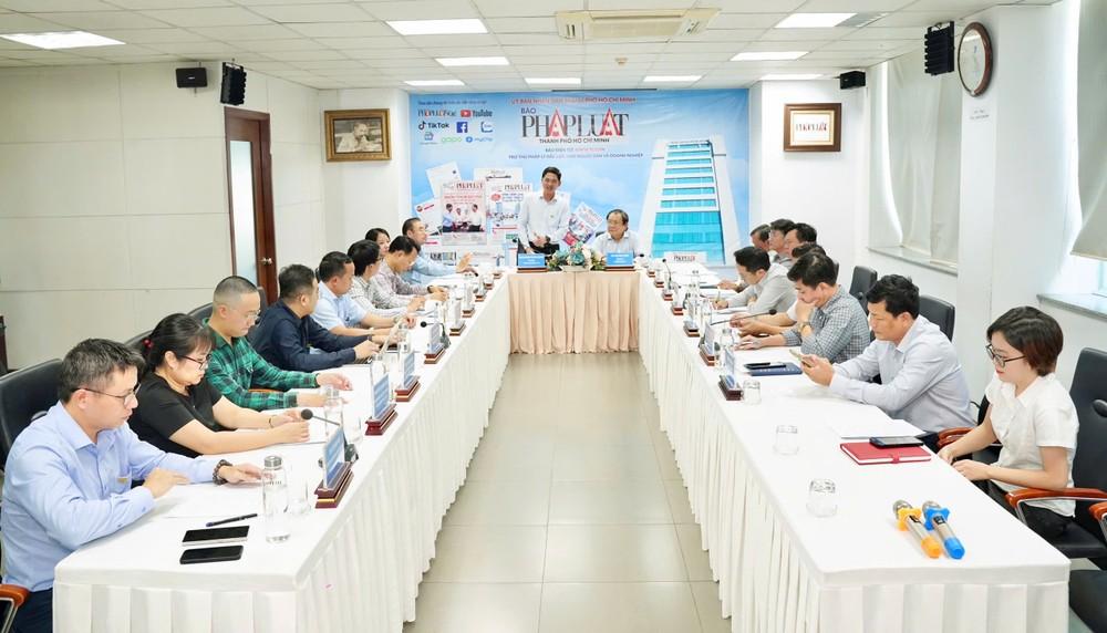 bao-phap-luat-tp-hcm-va-truong-dai-hoc-kinh-te-luat-hop-mat-tong-ket-hoat-dong-hop-tac-2.jpg