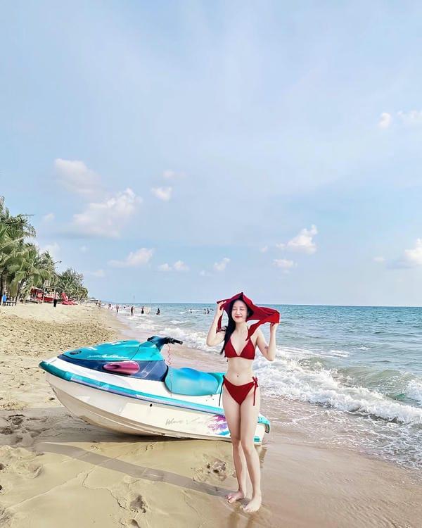 Quỳnh moon mặc bikini