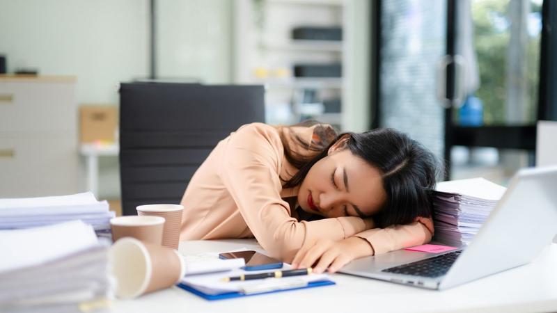 Rối loạn giấc ngủ là nguyên nhân phổ biến nhất gây buồn ngủ ríu mắt vào ban ngày