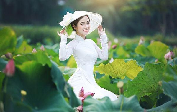 Tạo dáng các tư thế chụp ảnh với hoa sen “Sống Ảo” CỰC ĐẸP