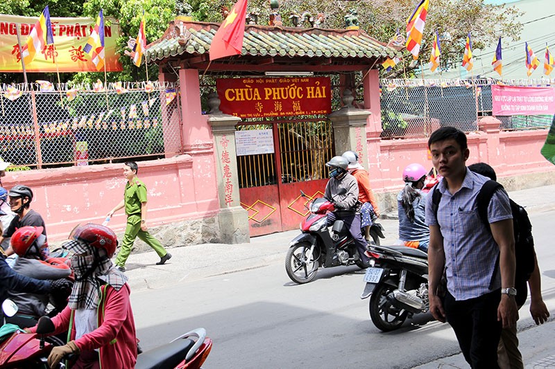 anh co gai chup truoc guong che mat JPG