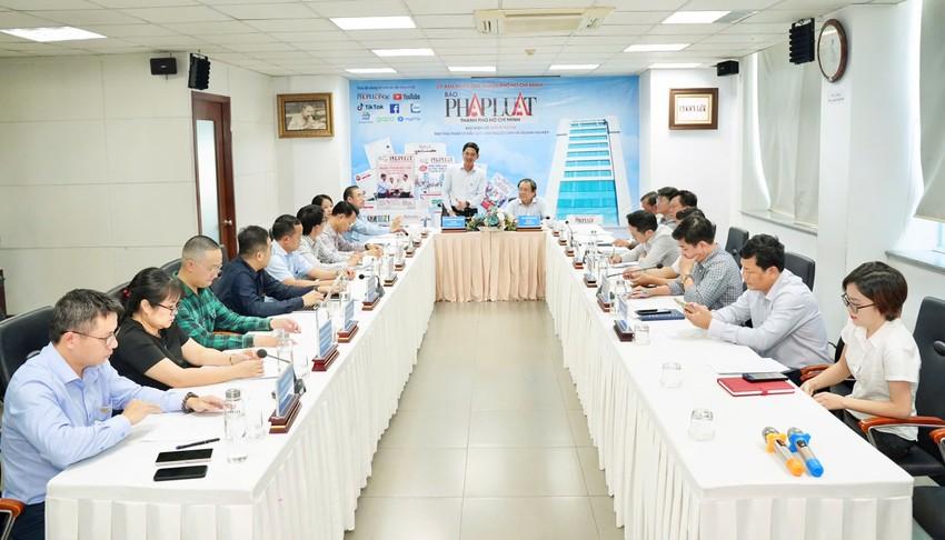bao-phap-luat-tp-hcm-va-truong-dai-hoc-kinh-te-luat-hop-mat-tong-ket-hoat-dong-hop-tac-2.jpg