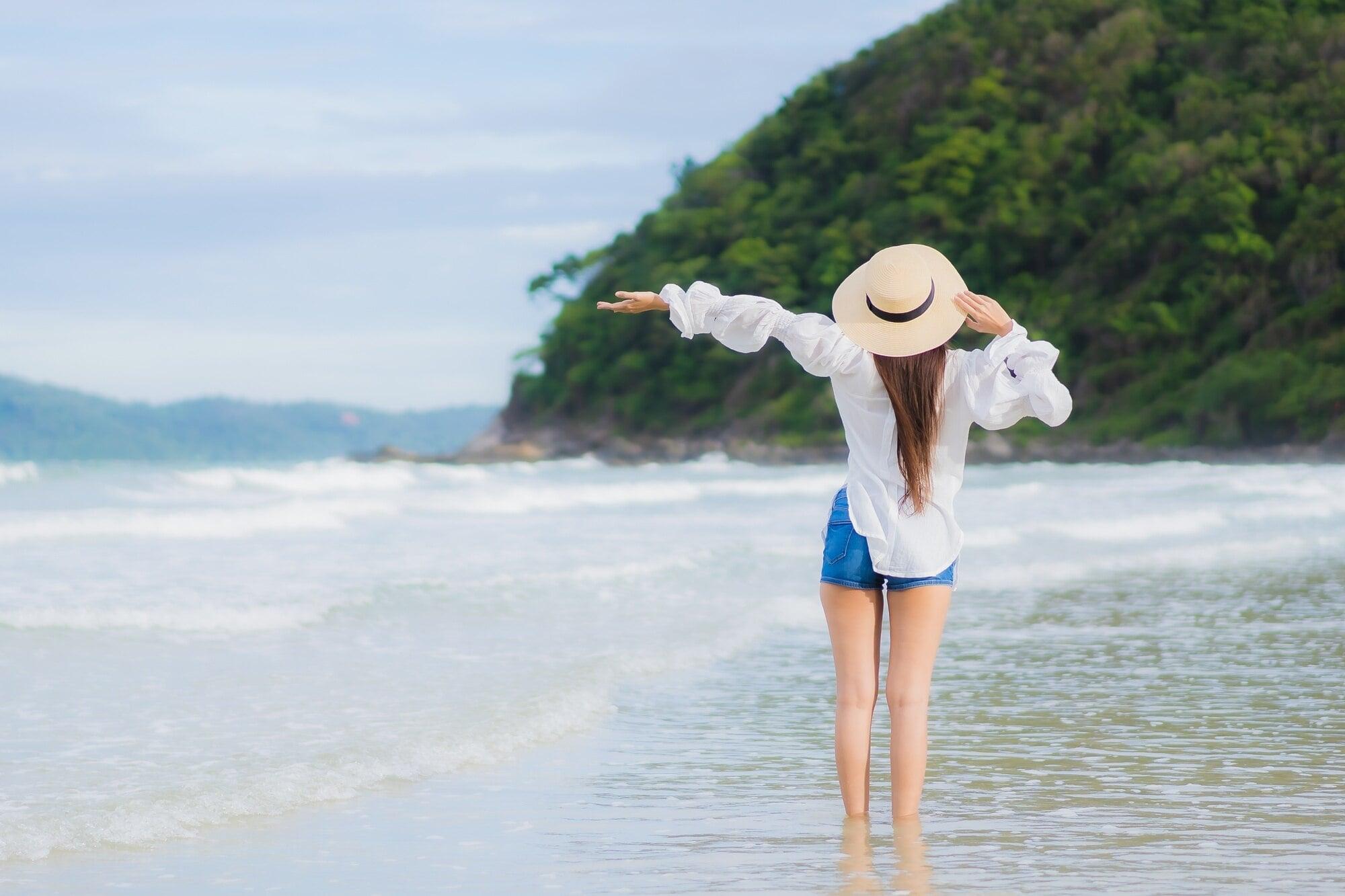 tạo dáng chụp ảnh đi biển cho nữ từ sau lưng