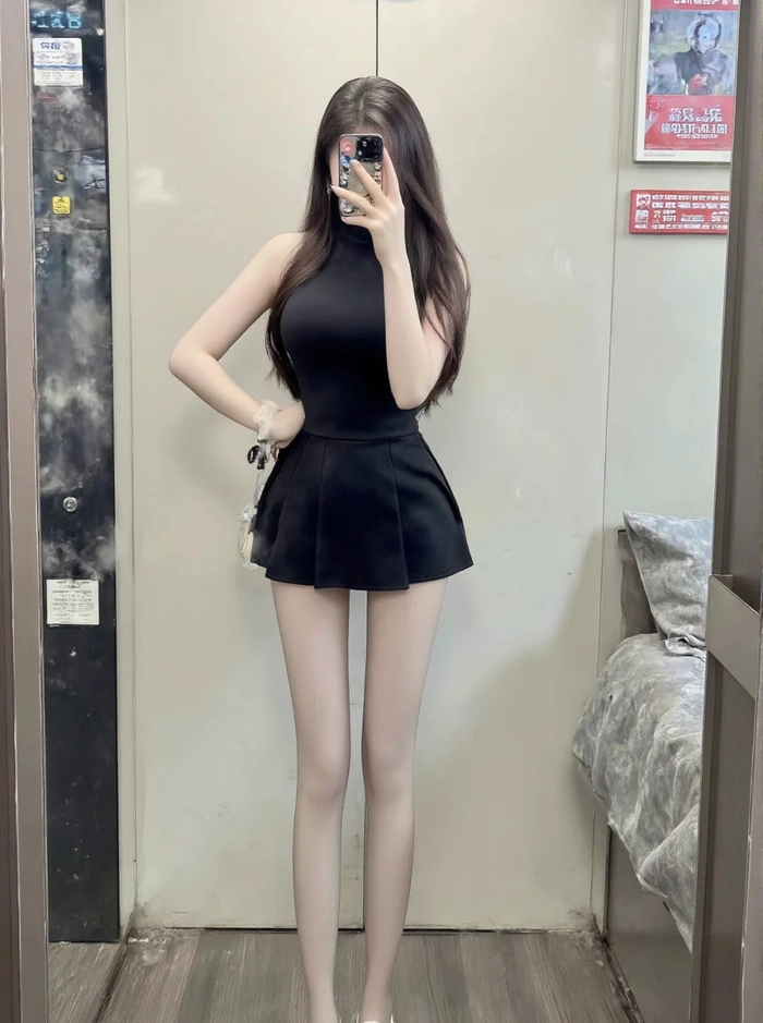 Ảnh gái xinh chụp trước gương che mặt