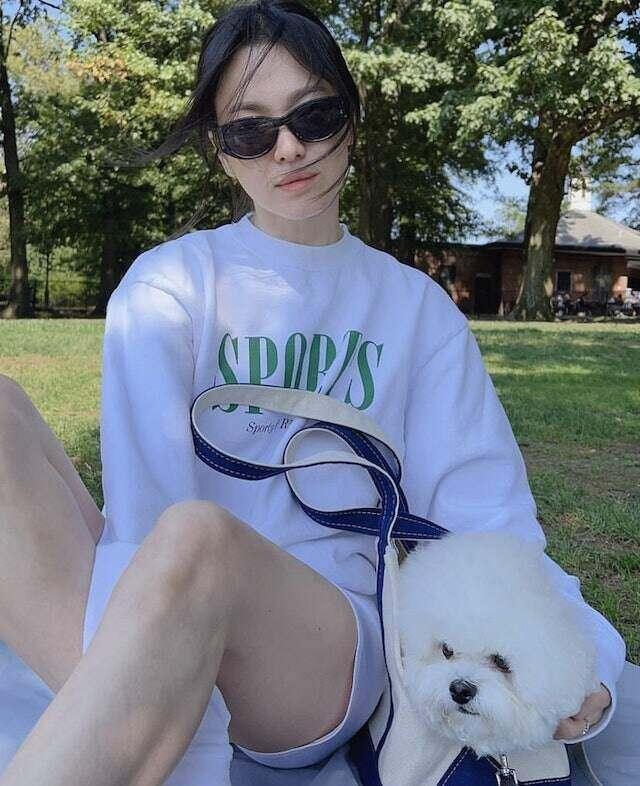Được mệnh danh là Nữ thần không tuổi, Song Hye Kyo là gương mặt đại diện của nhiều thương hiệu làm đẹp, và được Vogue, Elle ca ngợi là biểu tượng nhan sắc châu Á. Vẻ đẹp vượt thời gian của cô vẫn khiến công chúng trầm trồ dù đã bước sang tuổi 40.
