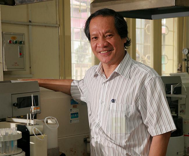Giáo sư Nguyễn Lân Tùng - Giám đốc Phòng Thí nghiệm Trọng điểm về Công nghệ Phân tích cho Kiểm định Môi trường và An toàn Thực phẩm