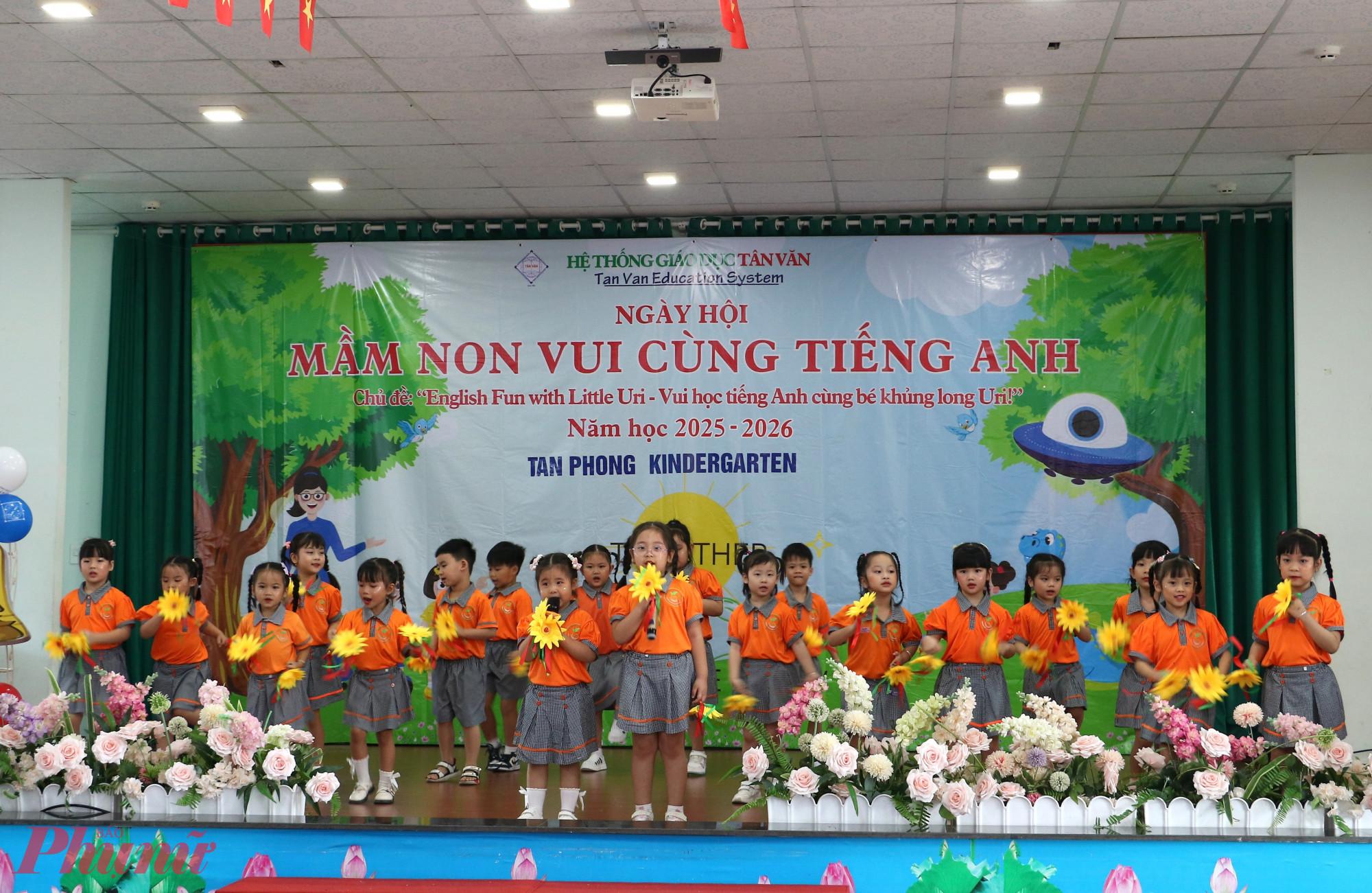 Học sinh lớp Lá mở màn cho ngày hội với tiết mục hát, múa You are my sunshine