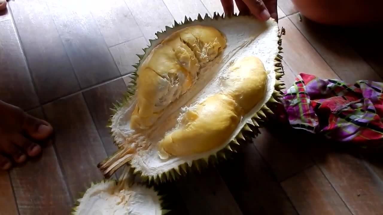 Dàn trai đẹp 6 múi đứng bán sầu riêng khiến khách hàng phát sốt - 1